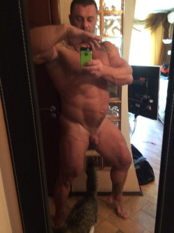 roidedmusclebullswithemptyposers:  bigbodybuilderboys:  Little boy showing off for SIR   tunning like roided cock xx.
