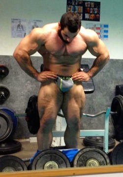 yourtranny:  bodybuilders-are-hot:  Lorenzo Becker  alpha superior male ready to be served and worshipped!