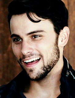 aedimus:  It’s little nuances that Jack brings to the character, that you only catch glimpses of, that make me love Connor Walsh, despite his dick-ish ways.  