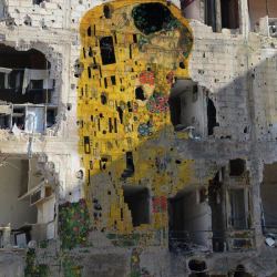 Gustav Klimt’s “The Kiss” has been reproduced on a devastated building in Syria by artist Tammam Azzam. 