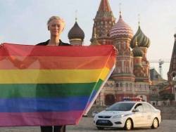 attilioworld:  jackmansd:  pedrito21:   worldofmy-own:  Tilda Swinton risked arrest waving a rainbow flag in front of the Kremlin in violation of Russia’s new homosexual propaganda bill. And she wants everyone who can to reblog it in solidarity. Guys