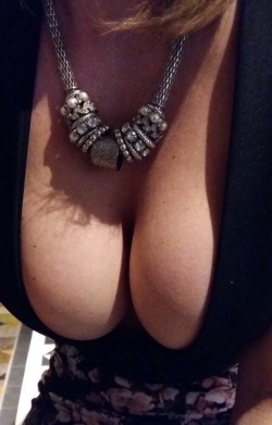 kelly-momnwife:  To much work cleavage?