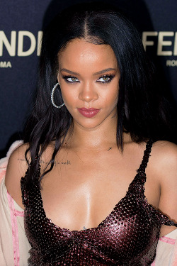 hellyeahrihannafenty: Rihanna at Fendi’s