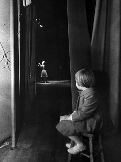 littlebroadwaybabies:  Six-year-old Carrie Fisher watched her mother, Debbie Reynolds, performing at the Riviera Hotel in Las Vegas in 1963. Photo Credit: Lawrence Schiller  