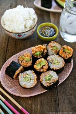 vegan-yums:  Avocado carrot sushi rolls / Recipe 