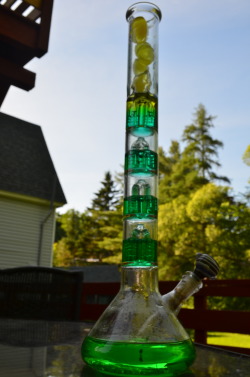 rachelmeowxx:   stonedscorpiotbh:  the colored ice/water in my bong looked amazing this sesh.  look at that gradient   Soooo coooolllll   Dope