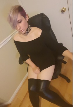 Took some more pictures tonight.An article of clothing I purchased off Amazon was supposed to be here today, but I guess my 2-day shipping turned into 3-day shipping.I told myself I was going to snap some pics tonight, so I ended up using a top I’ve