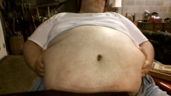 Had lunch at a buffet today (28 slices of pizza [V for VICTORY!], one bowl of pasta, and six cinnamon rolls).  I think I still look a little bloated, don’t you?