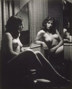 foxesinbreeches:  Untitled (Nude in mirror)