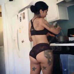 Nothing like waking up to @yogapantsqueen making me some breakfast&hellip;&hellip;&hellip;&hellip;..yeah, I wish!!!! Well you don&rsquo;t have to wish no more, give her a follow and see why she is called YOGAPANTSQUEEN!!!!  @yogapantsqueen  @yogapantsquee