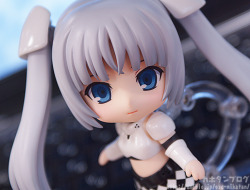 Nendoroid Miss Monochrome - They even make the Black version as an extra ಠ_ಠ  So.. Which one I need to choose ლ(ಠ益ಠლ)