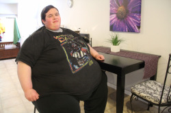 fatfanplus:  600 pounds and 21 years old. 