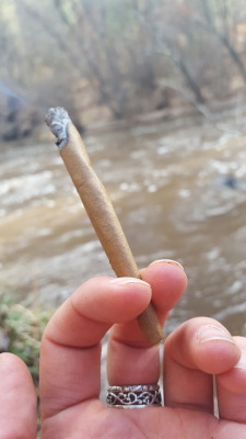 dabakin-cloudblower:  Blunt by the river🏞