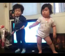 New Post has been published on http://bonafidepanda.com/cute-korean-toddler-bring-gangnam-style-dance/Cute Korean Toddler About to Bring the Next ‘Gangnam Style” Dance!Who can forget the said to be the “Apocalyptic” Gangnam Style? It was barely