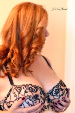 jezebeljewel:Red hair, sexy bra, pretty nails - XOXO - JTJ