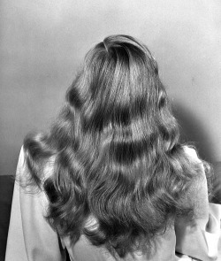 missveronicalakes:  Veronica Lake’s hair had a whole article published in Life Magazine on November 24th 1941 due to her breakthrough role in I Wanted Wings which publicised her famous peekaboo hair.  