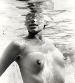 debase:Arthur ElgortEmma Underwater, 1990