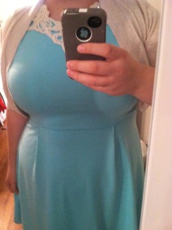 twentysomethinghussy:  That color is so lovely. Doesn’t hurt that the dress is filled out with some lovely ladies.