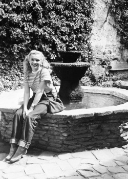 Marilyn Monroe photographed by Andre de Dienes, 1946 