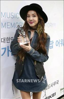 Itsablackjackhere:  Dara Yesterday While Getting The Gaon Charts Award!  Awaaaaa