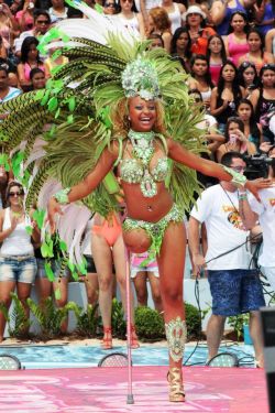 hardcoregurlz: Disabled samba dancer inspires Brazil By ARI HIRAYAMA SAO PAULO—A woman who lost her right leg to bone cancer as a child is gathering attention in this coastal city with her rousing version of the samba as the Brazilian Carnival approaches.