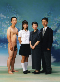 on-men: Strange family portraits 