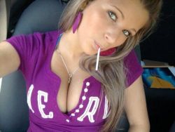 onlickerboo:Attractive image cleavage http://is.gd/X55I60z7WrYTjRT