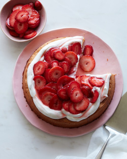 fullcravings:  GF Almond Cake with Strawberries