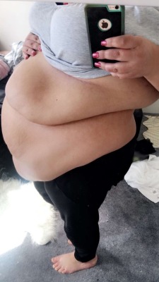 katiedeluxebbw:  When daddy kept me stuffed for 3 days straight and impregnated me with a food baby transforming my soft, doughy triple belly into a round, firm, fat ball😍