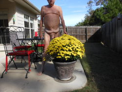Naked and loves to garden !