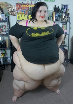 ssbbwchicklover:  ssbbw-bbw-fatwomen:  Bigcutie Echo is Batman’s BIGGEST fan  And I’m  her biggest fan