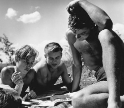 Moderne-Solitude:« Friends At Lake Starnberger », Bavaria (Germany), 1946. Photographed