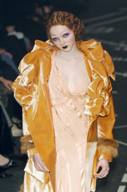 velvetrunway:  John Galliano F/W 2005Posted by tiled