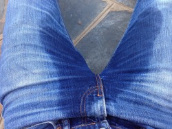 sabound2bfun:  Damp jeans…. 