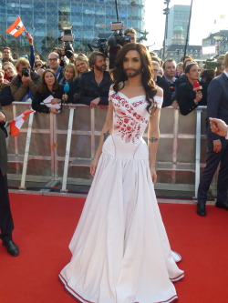 pikachu-slut:  sashanico:    themaddogprincess:  Conchita Wurst arriving on the red carpet at the opening of the 2014 Eurovision Song Contest.   on pOINT CHRIST   This confuses my sexuality lol