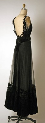 50ftwoman:  darelittledarling:  1947 Dior Dress - Classy at its finest. (Front of dress: http://darelittledarling.tumblr.com/post/62770912122/1947-dior-front)  I need you in my life!