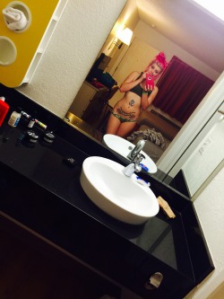 KittyKildare snapping some motel selfies for us