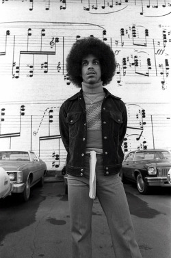 twixnmix:  19-year-old Prince photographed by Robert Whitman outside Minneapolis’ old Schmitt Music Headquarters, 1977.