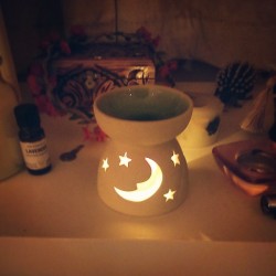 Got such a cute and thoughtful gift today from my favourite person. :3 it&rsquo;s a little #oilburner with #lavender oil and lavender candles to burn before bed to help me fall asleep!