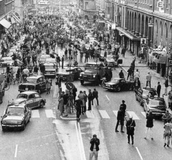 Le premier matin en Suède après le changement du sens de la circulation, 1967. Dagen H, the day Sweden switched sides of the road, 1967.
