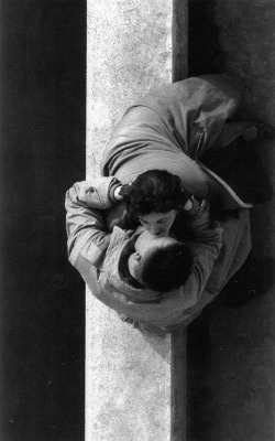 vivipiuomeno:  Frank Horvat PH. - Les Amoureux du Quai du Louvre - Paris, 1955 