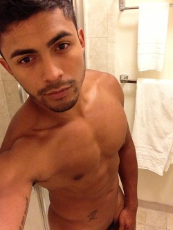 Artemioolopez:  Dillonlovesboys: Handsome Face, Hot Piece!!  I’m So Mad  