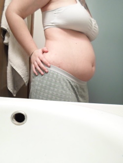 fillmybellyplease:  Before and after: Water bloat.Â  I also had pizza and wings before this too.  Wow. So beautiful