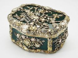  This 18th-century bloodstone box was made for King Frederick the Great of Prussia. It features almost 3,000 diamonds arranged to represent flowers, insects, and musical instruments. 