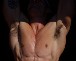 crazypsychofaggot:  Couldnt be more sexier. Sweaty neck, chest and ARMPITS. Wanna sniff and lick ‘em so badly. 