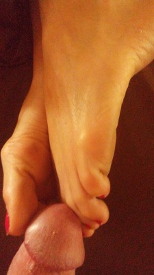 cute10toes:  He loves to cum on my feet! #feet #toes #cumshot