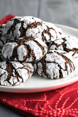 foodffs:  Classic Chocolate Crinkle Cookies! Light, flavorful, and crumbly chocolate crinkle cookies – they’re the perfect combination of a brownie and a cookie! GET THE RECIPE: http://homemadehooplah.com/recipes/classic-chocolate-crinkle-cookies/