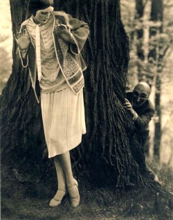 Edward Steichen - Model Marion Morehouse (dress by Kargère), masks by the illustrator W.T. Benda, 1926.