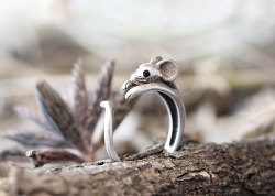 wickedclothes:  Wraparound Mouse Ring This tiny mouse will hug your finger for as long as you let it. It’s likely seeking protection from your vicious cat. Sold on Etsy. 