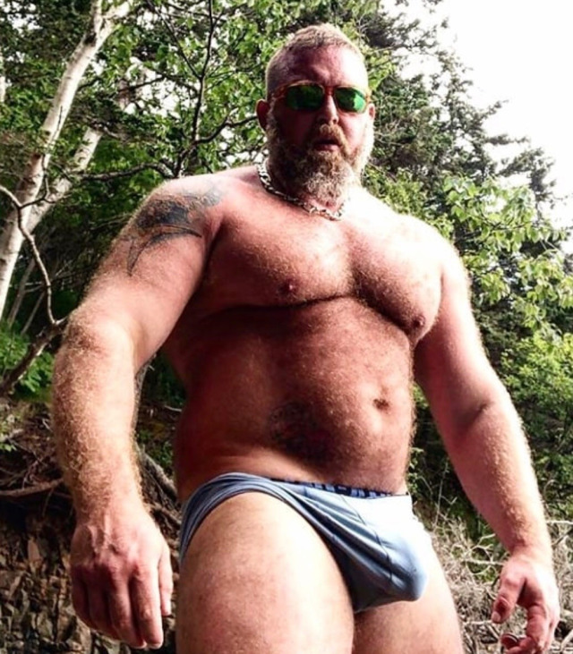 hungbob:Got a meaty bulge, heavy balls full of cum&hellip; send me your best bulges: hung_bob@hotmail.com